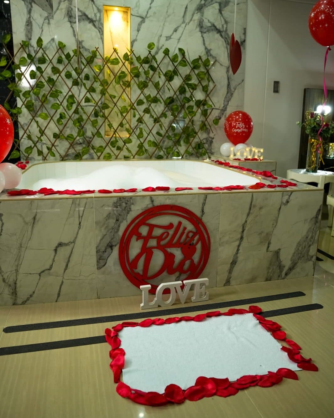 Suite Diamond con decoración especial de ocasión (no es la ambientación estándar de la habitación)