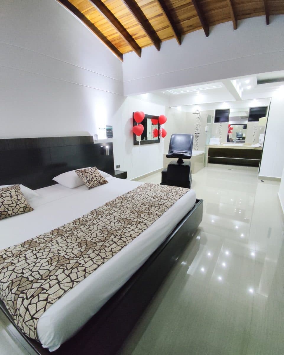Suite Gold con decoración especial de ocasión: la cama con la silla del amor y el tocador al fondo, con globos de corazón (no es la ambientación estándar)