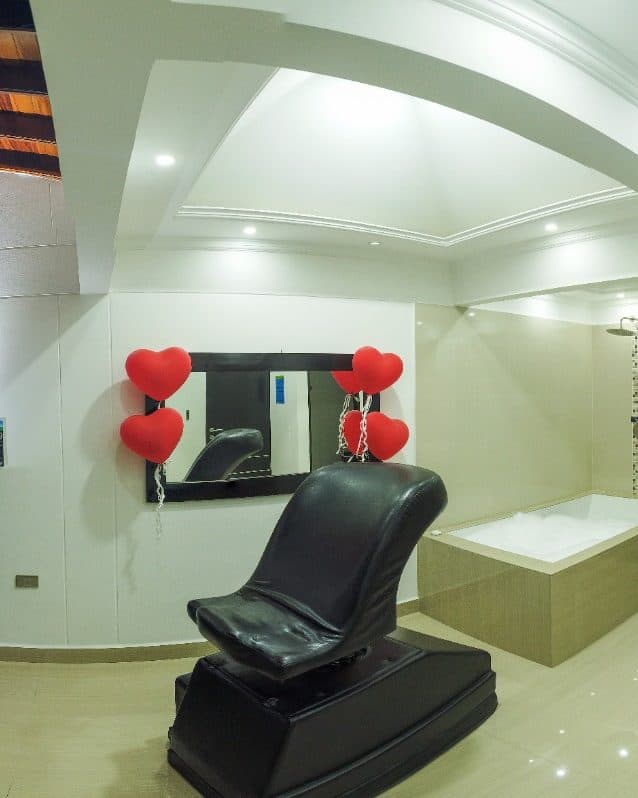 Suite Gold con decoración especial de ocasión: silla del amor frente al jacuzzi lleno, con globos de corazón en el espejo (no es la ambientación estándar)