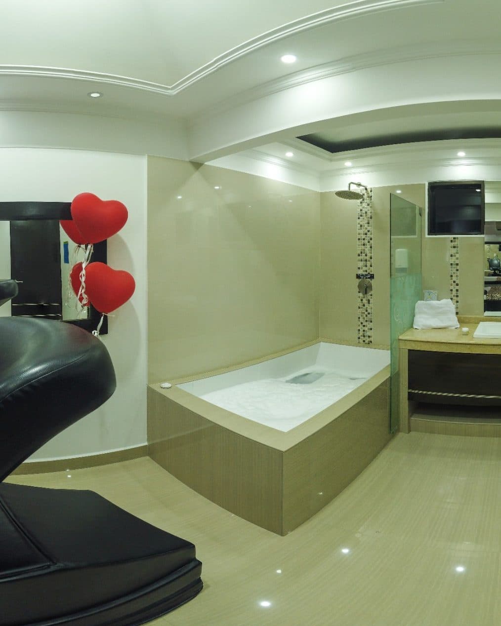 Suite Gold con decoración especial de ocasión: jacuzzi con espuma junto a la ducha y el lavamanos, con globos de corazón (no es la ambientación estándar)