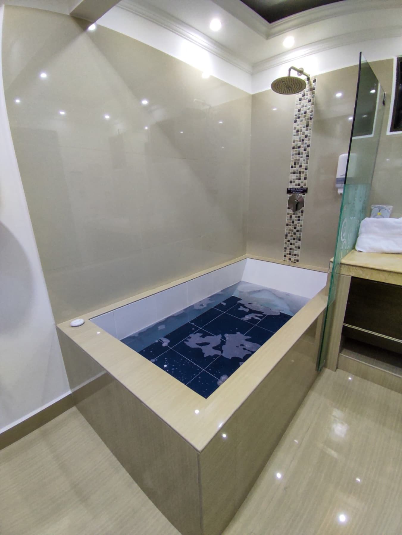 Suite Gold: jacuzzi de piso junto a la ducha