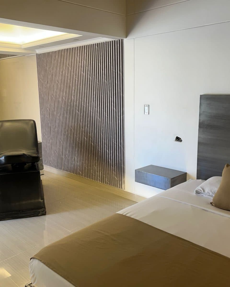 Suite Premium: silla de relax junto a la ducha