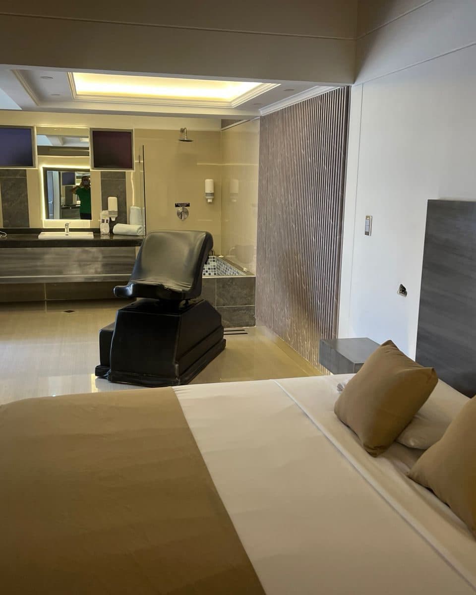 Suite Premium: silla de relax y tocador