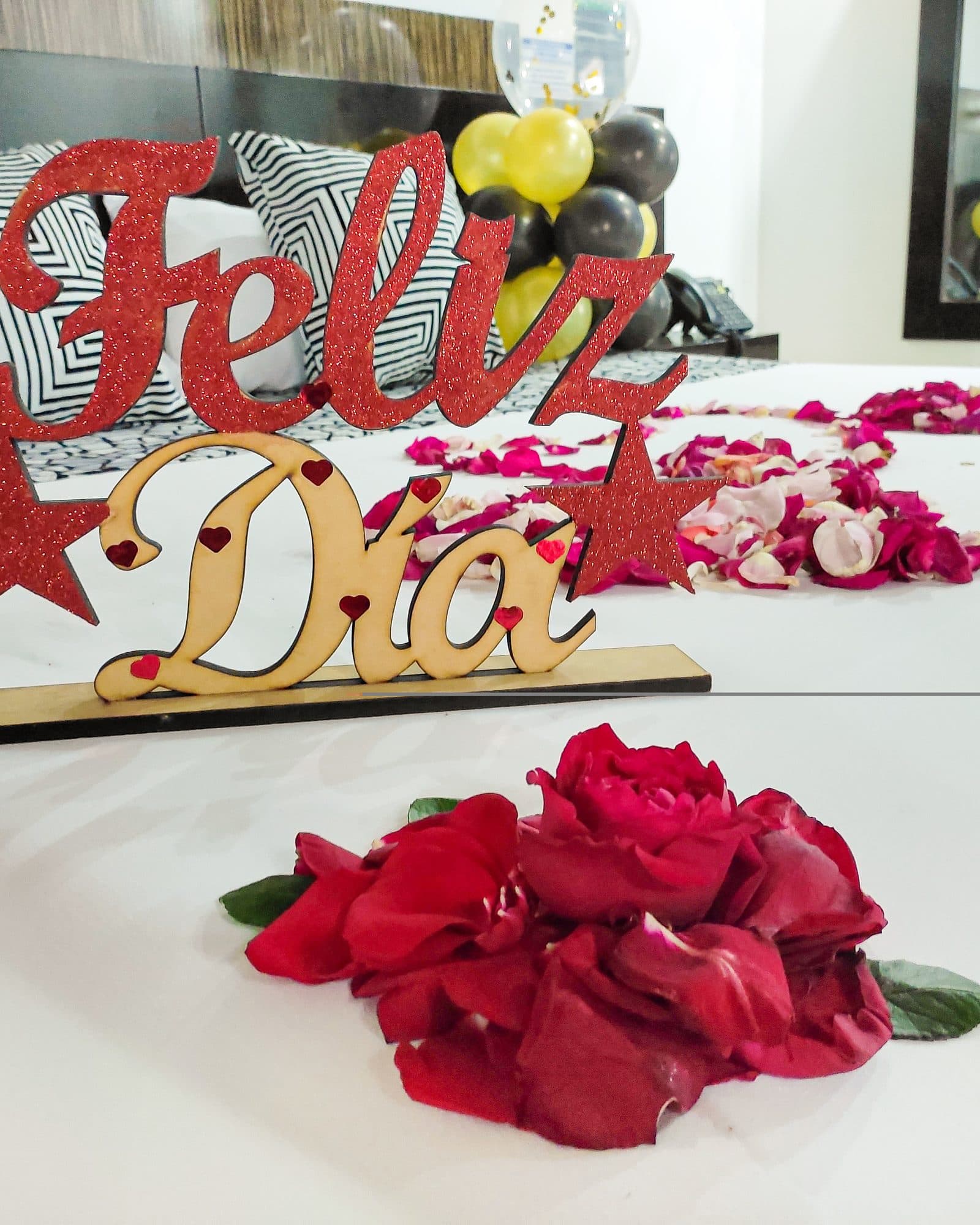 Suite Soho con decoración especial de ocasión: letrero 'Feliz Día' y corazones de pétalos de rosa sobre la cama (no es la ambientación estándar)