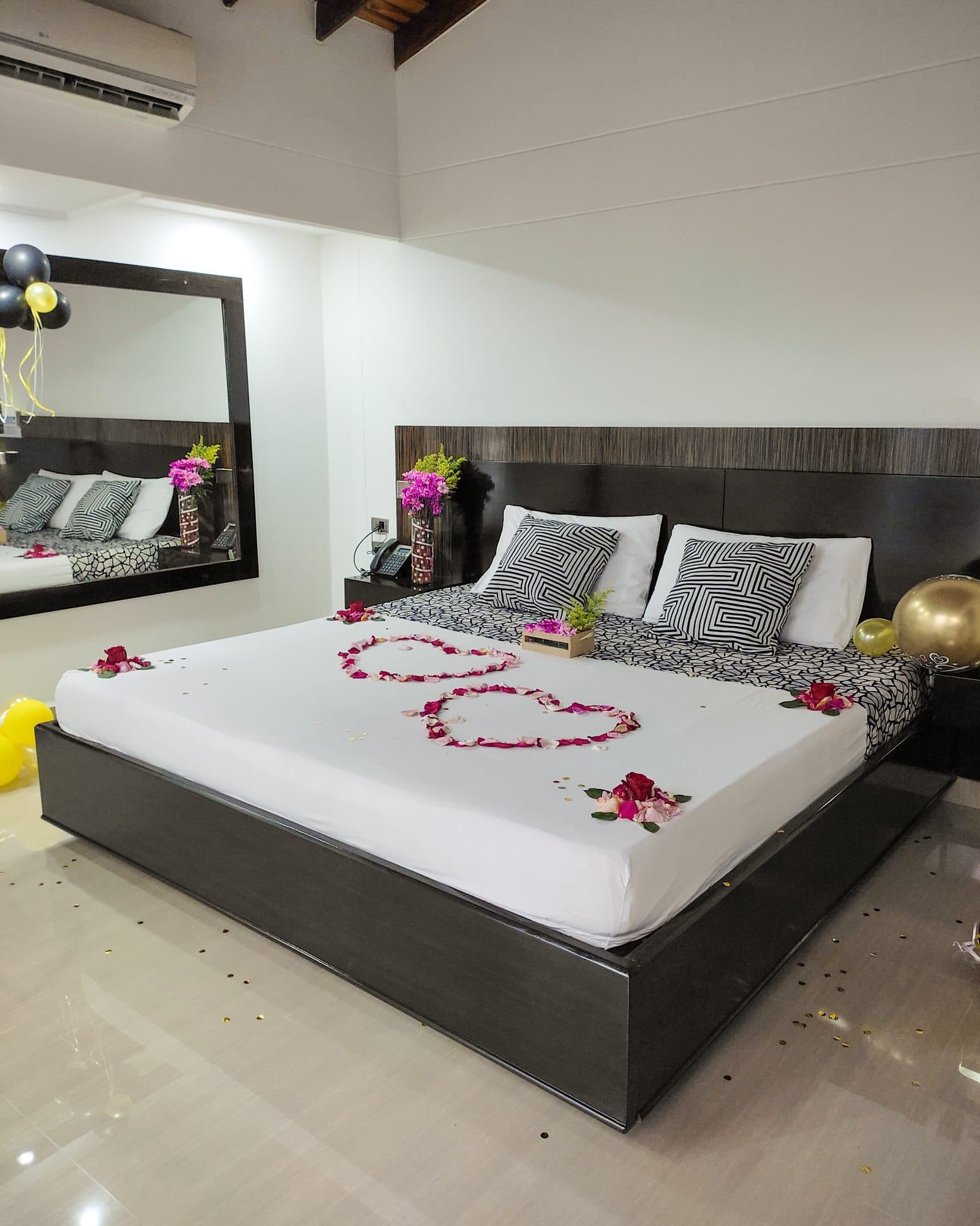 Suite Soho con decoración especial de ocasión: cama con dos corazones de pétalos de rosa y globos (no es la ambientación estándar)