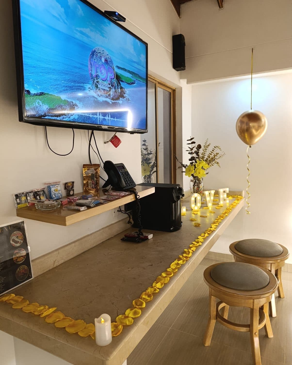 Suite Star con decoración especial de ocasión: mesón con detalles y pétalos (no es la ambientación estándar)