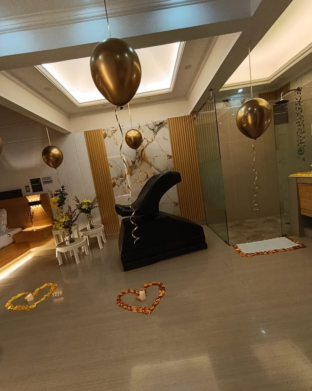 Suite Star con decoración especial de ocasión: silla del amor con globos junto a la ducha (no es la ambientación estándar)