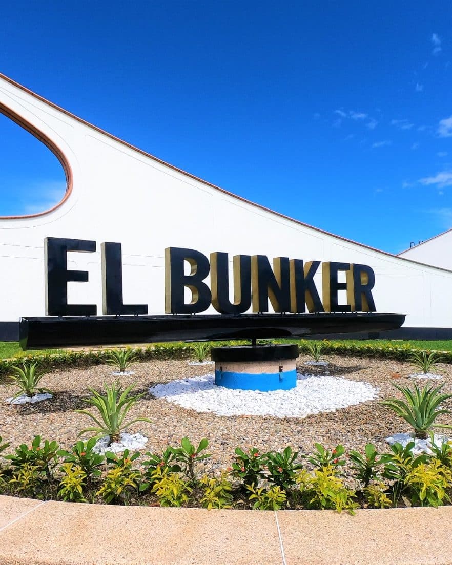 Fachada del Motel El Búnker, vista desde la vía