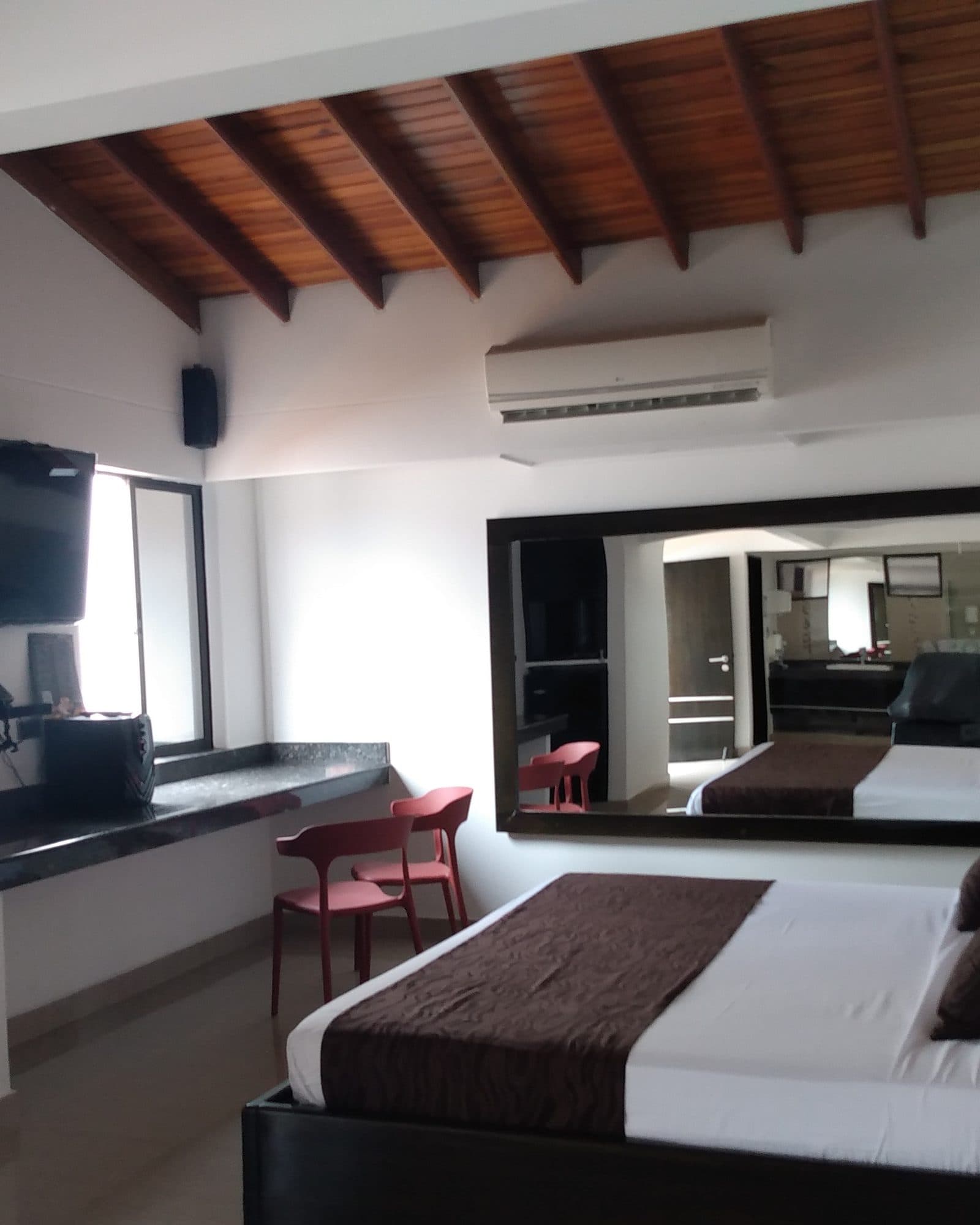 Suite Silver: vista general de la habitación con la cama tendida y luz cálida